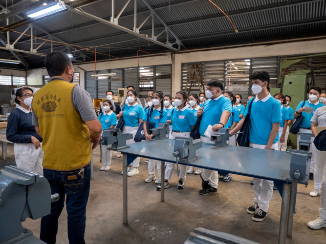 Tzu Chi’s welding and machinery area was part of the BTCC tour.【Photo by Matt Serrano】