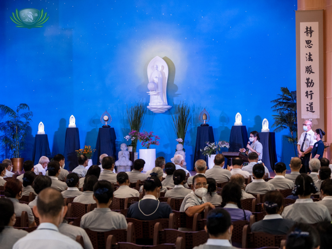 Volunteers engage in a solemn Medicine Sutra service. 【Photo by Daniel Lazar】