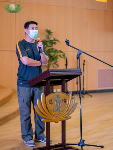 Edison Go, Deputy Chief of San Juan Eagles Volunteer Fire Brigade Inc., gives tips on fire prevention.【Photo by Daniel Lazar】