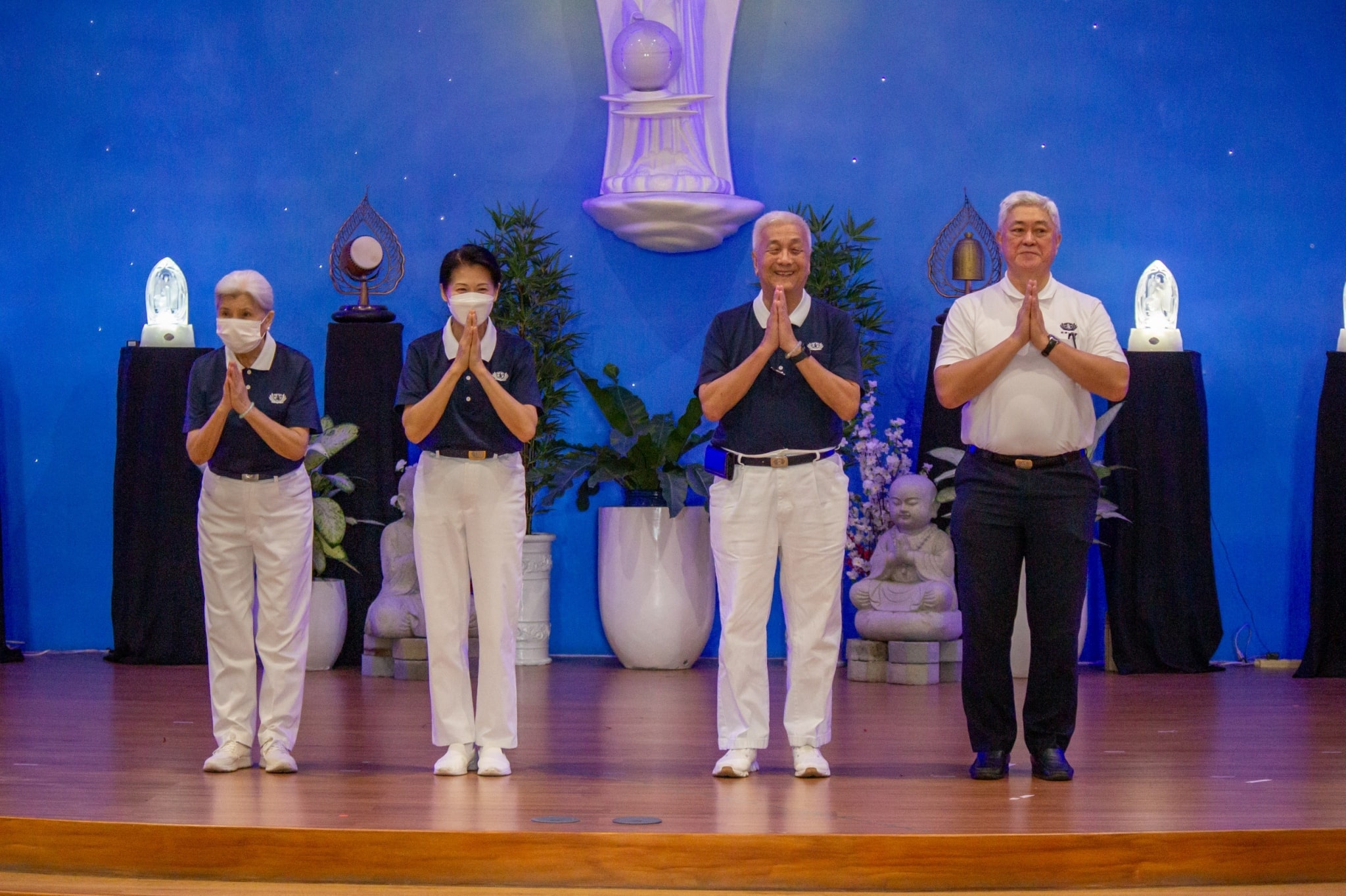 (From left) Tzu Chi Philippines’ first CEO Linda Chua, Tzu Chi Deputy CEO Woon Ng, Tzu Chi Philippines CEO Henry Yuñez, and Tzu Chi International Medical Association co-founder Dr. Jo Qua express gratitude to volunteers for making Tzu Chi Philippines the impactful organization it is today.【Photo by Marella Saldonido】