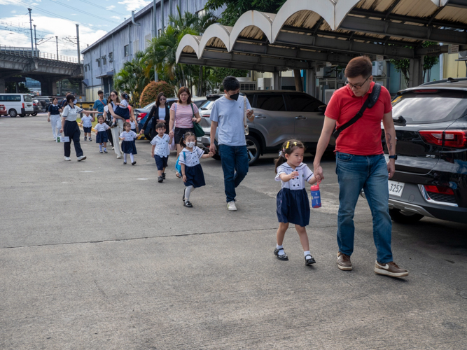 On March 7, Tzu Chi Great Love Preschool Philippines kids carefully followed safety protocols, holding hands with their parents or guardians as they arrived at the Light Rail Transit Authority (LRTA) Line 2 Depot in Santolan, Pasig.