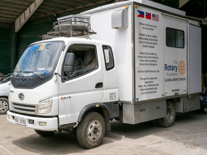Traveling via the mobile prosthesis van, Tzu Chi Zamboanga prosthetic technicians arrived in Pagadian City on May 14 after seven hours on the road.