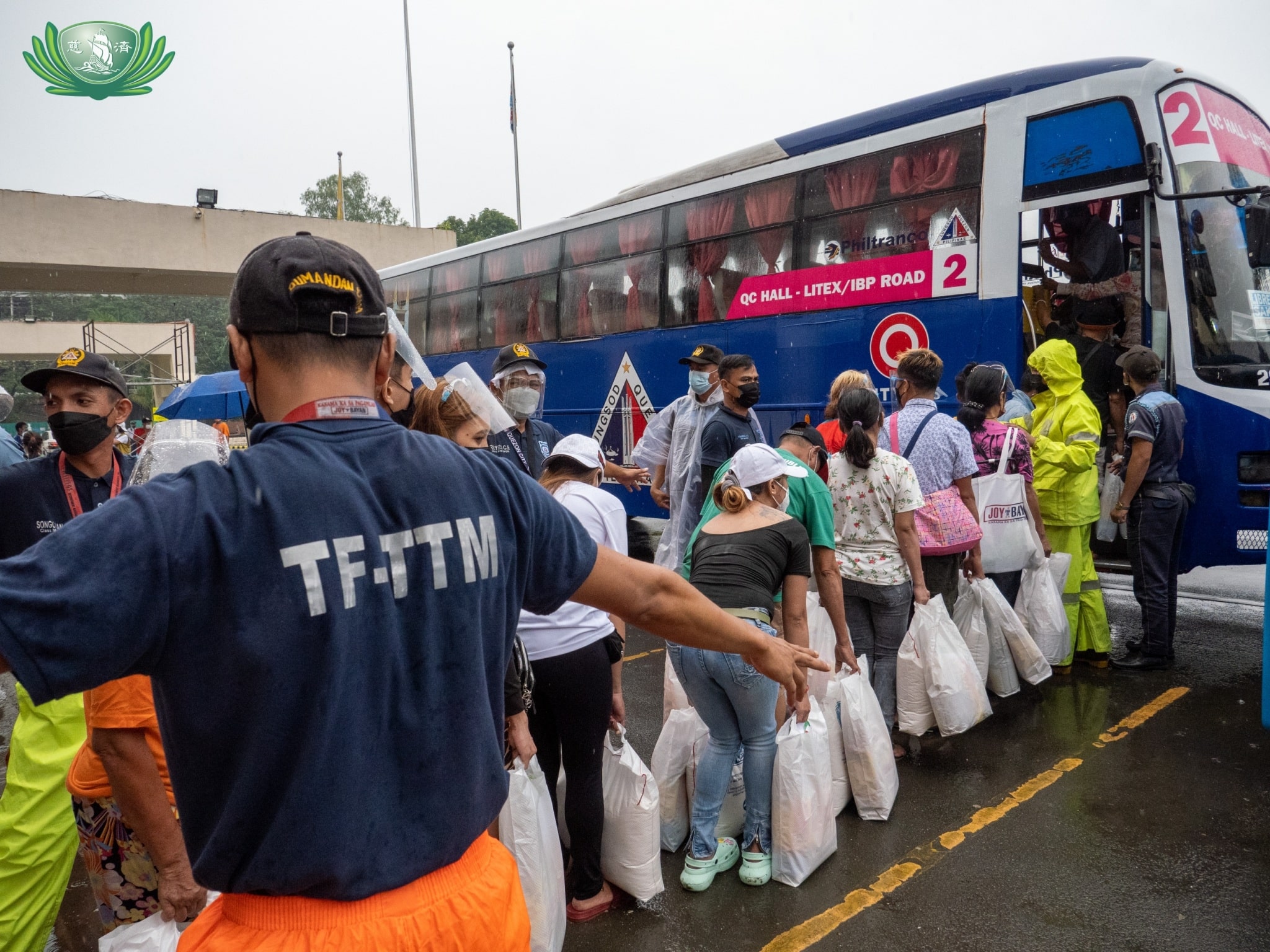 Besides fielding the event with additional manpower, Quezon City Mayor Joy Belmonte provided buses and trikes to ferry beneficiaries to transportation terminals. 【Photo by Jeaneal Dando】