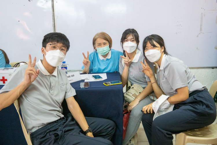 Dr. Rose Go (second from left) shares a light moment with Tzu Chi University medical students.