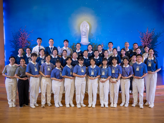 Tzu Chi Philippines volunteers pose with Tzu Chi Youth and volunteers from Taiwan after a successful co-presentation of Humanity class.