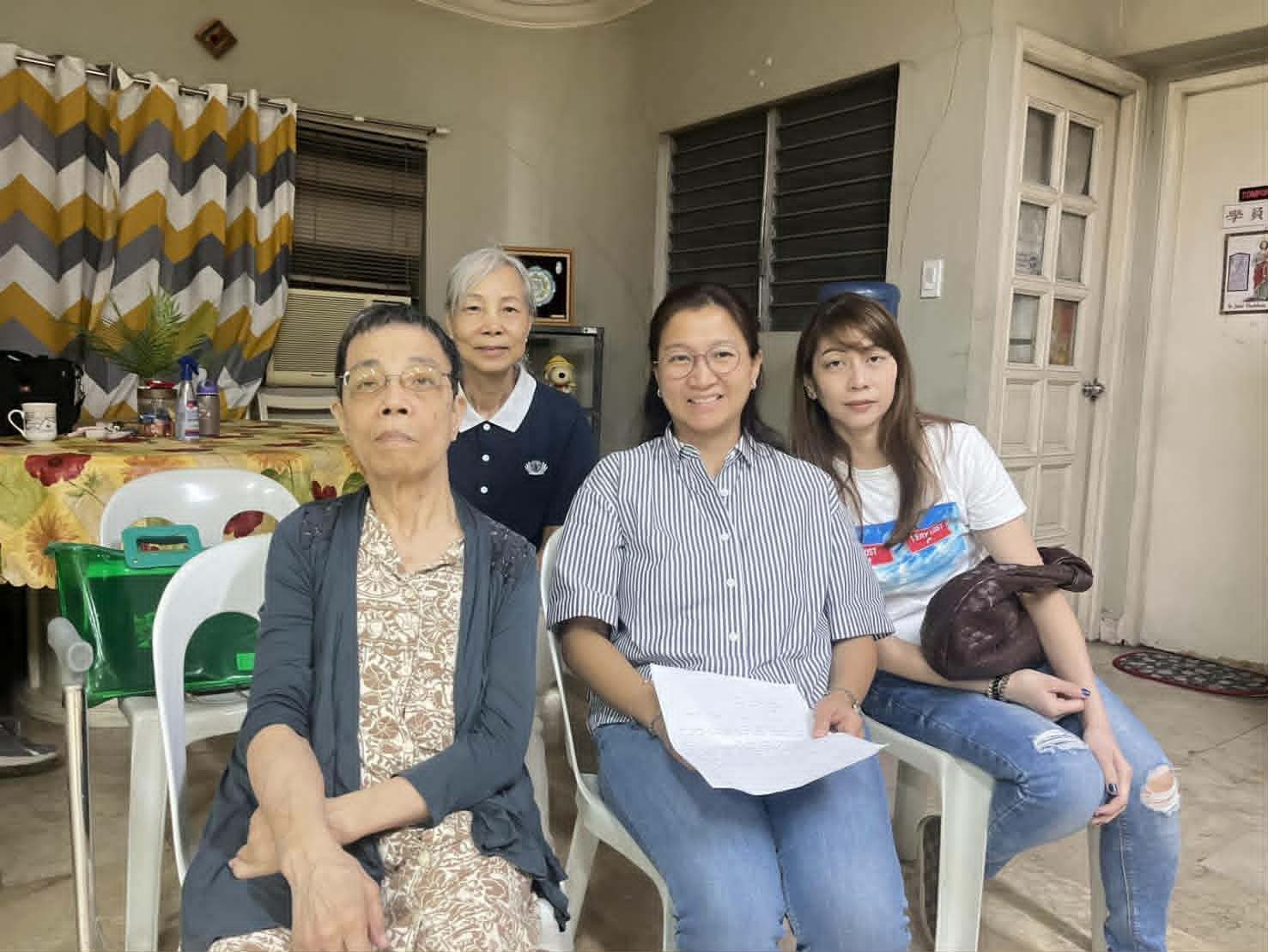 Tzu Chi medical beneficiary Perla Tan (front row, left) poses with her constant support system, who stood by her throughout the entire process until she was finally accepted and granted admission.