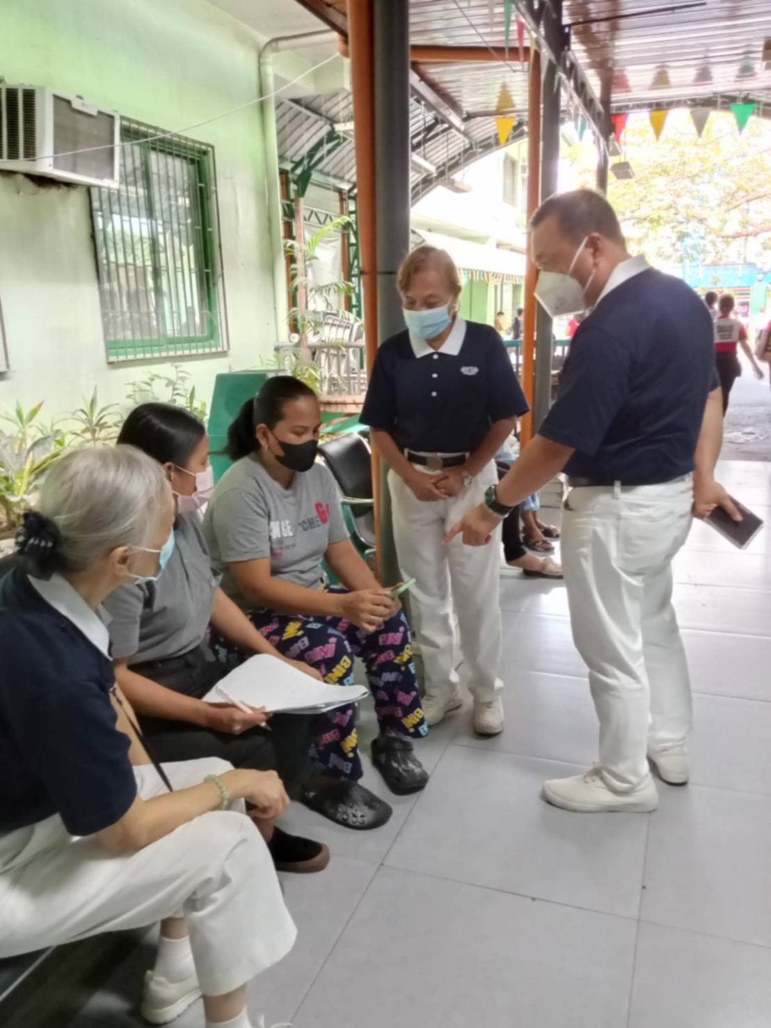 Pictured here with Tzu Chi volunteers, Lucy Tayongana (third from left), is grateful for their quick and attentive response to her plea. “When I told them what I needed, they took care of it. I didn’t have to wait for months for them to respond,” she says. “They really help.”