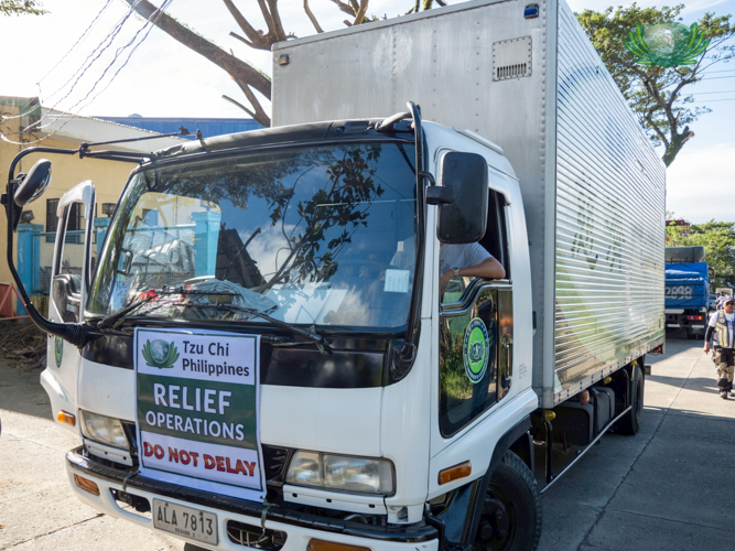 A truck carrying Tzu Chi’s relief goods traveled six hours from the Buddhist Tzu Chi Campus in Sta. Mesa, Manila, to Dingalan, Aurora.