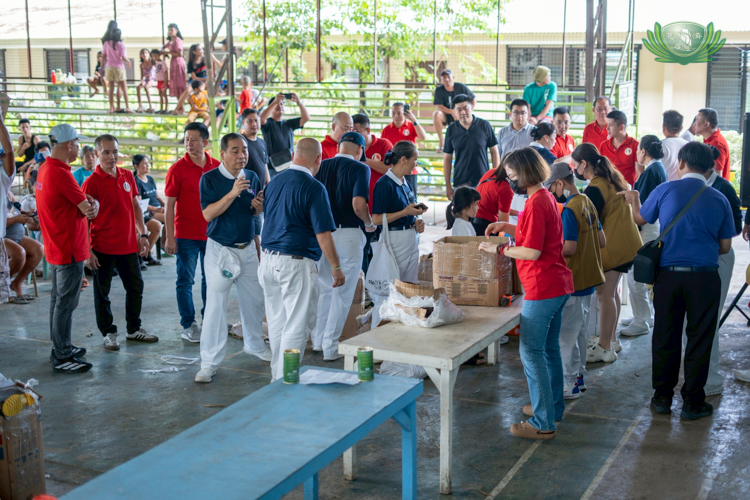 Right after arrival at the Bacolod Silay Airport, Tzu Chi volunteers promptly began their relief efforts in the town of Singcang-Airport at the covered court of JR Torres Elementary School.