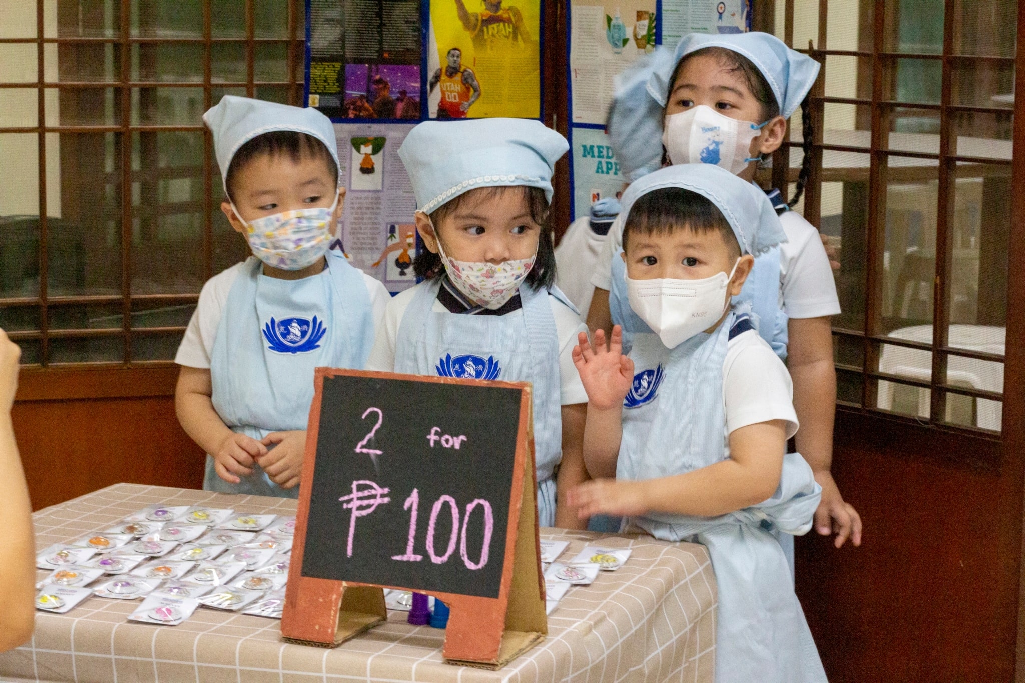 Guided by their teachers, the Preschoolers sell a variety of items for the benefit of the victims of the recent earthquake in Turkey.【Photo by Matt Serrano】