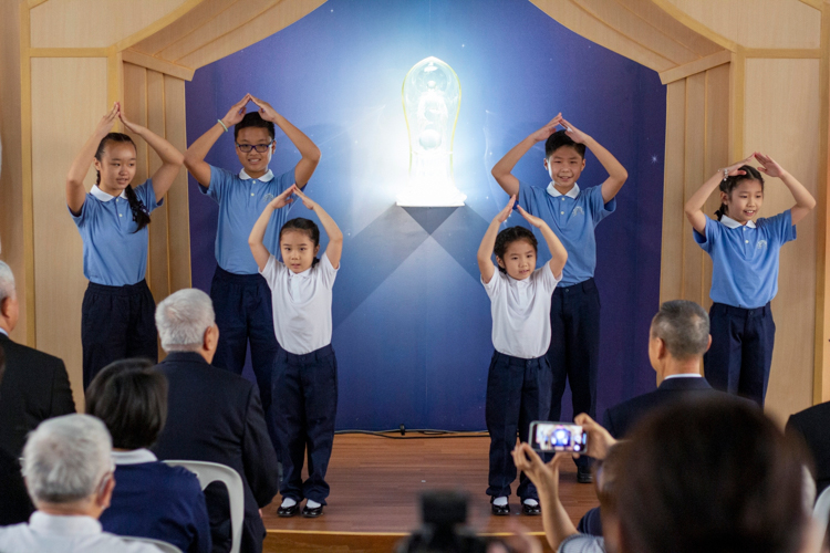 ‘Little Bodhisattvas’ from Tzu Chi Pampanga performs a cute sign language number. 【Photo by Matt Serrano】