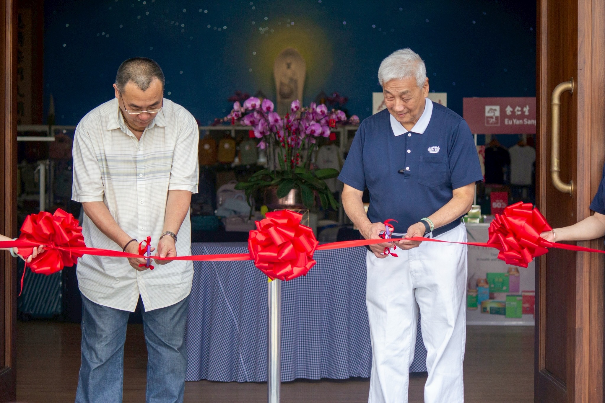 Jerry Sy (left) the managing director and co-founder of Primer Group of Companies, and Tzu Chi Philippines’ CEO Henry Yuñez lead the ribbon-cutting ceremony. 