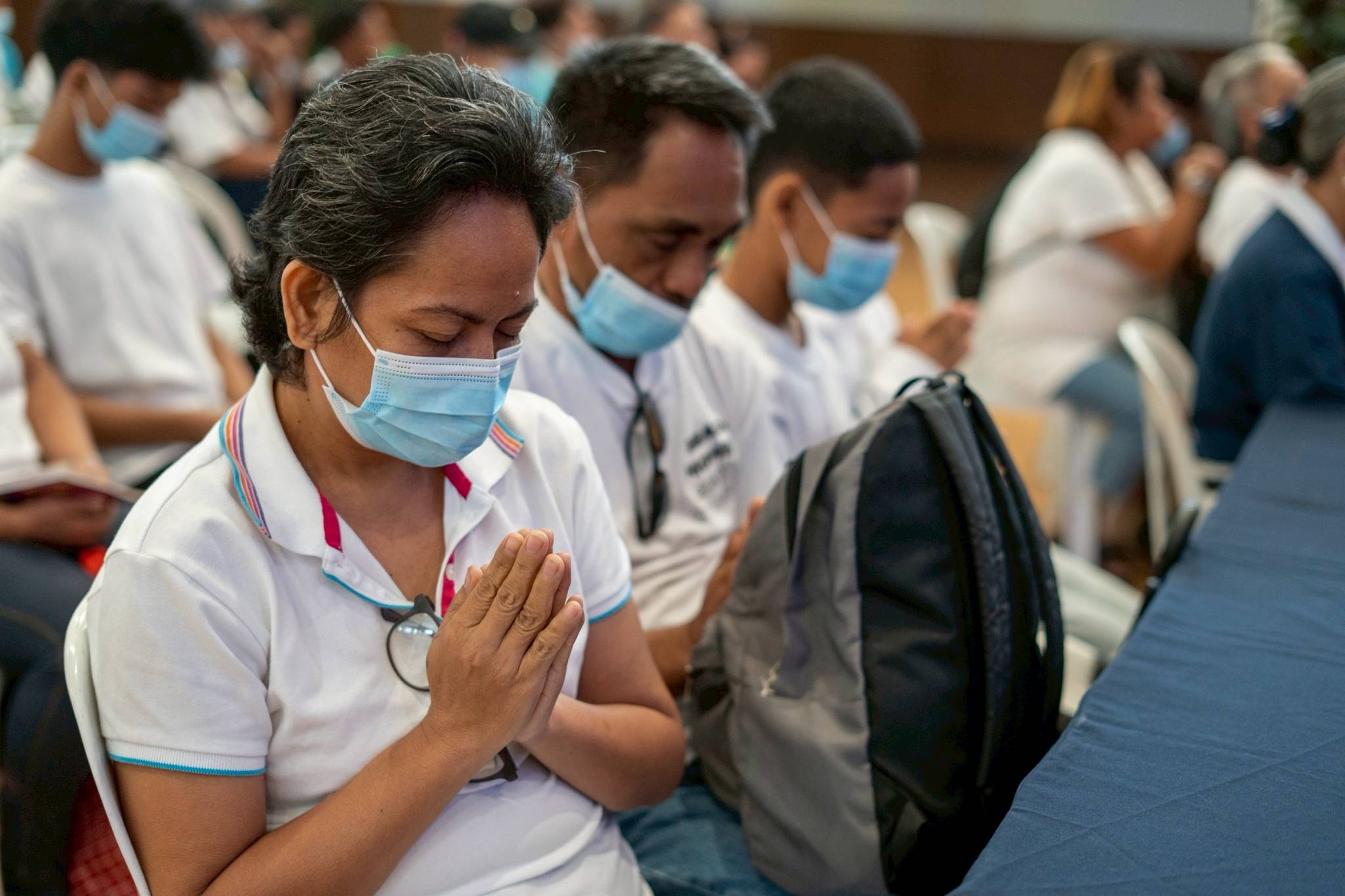 Roselyn Rodriguez and the rest of Tzu Chi’s medical assistance beneficiaries and their families join volunteers in prayer. 
