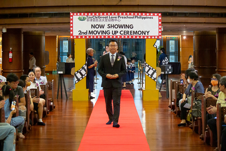Tzu Chi Philippines CEO Henry Yuñez leads Tzu Chi commissioners, teachers, and students in a Hollywood red carpet event-inspired second moving up ceremony of Tzu Chi Great Love Preschool Philippines.