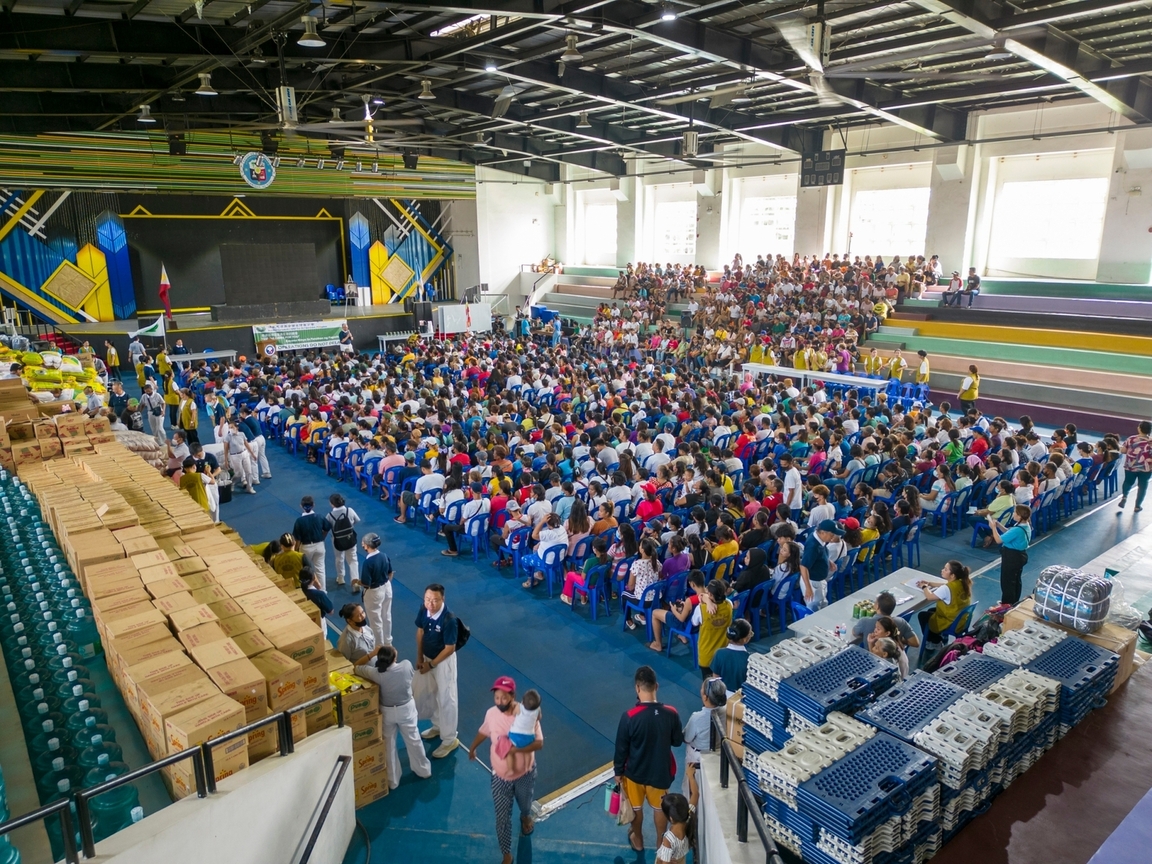 Tzu Chi volunteers divided 2,610 beneficiaries in three batches during the relief distribution. 