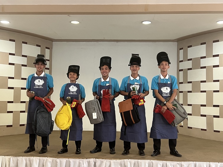 Five second year college scholars taking up shielded metal arc welding were each given a school bag, Tzu Chi coin bank, welding face shield and rod, heavy duty apron and gloves, and a Tzu Chi coin can.