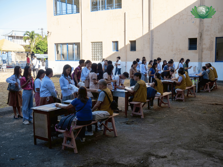 In Aparri Kete School in Cagayan, volunteers set up a registration area for student beneficiaries.