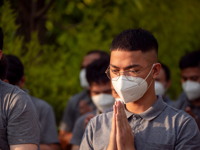 After reporting on the 3 steps and 1 bow event, Tzu Chi Communications Department writer Ben Baquilod experienced it for the first time. “It was a practice of mindfulness, a walking meditation. There was a feeling of connectedness with everyone participating.”【Photo by Daniel Lazar】