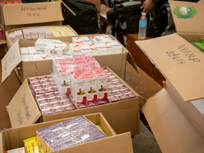 Tzu Chi brought medicines and vitamins for various ailments and concerns in a free medical consultation organized alongside the relief operations on November 28-29 at the Sisters of Mary School – Girlstown in Talisay, Cebu.