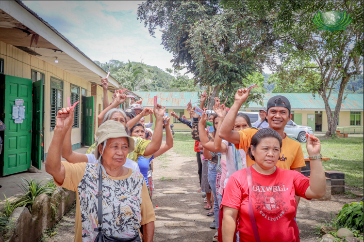 Ata Manobo residents of Kapalong Municipality hold up their stubs to avail of free eye checkup services organized by Tzu Chi Davao and Family Eye Care clinic.