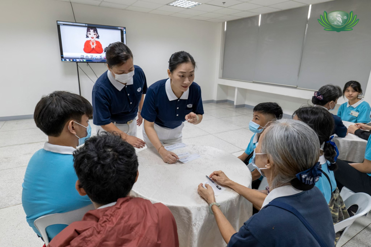 Each group is assigned a volunteer who guides students during the lessons.