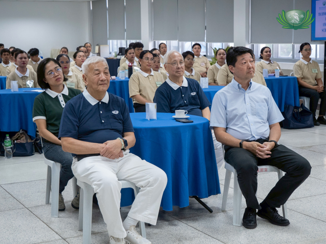 Present at the awarding ceremony were (front row, from left) Tzu Chi Philippines CEO Henry Yuñez; Lao Foundation, Inc. Chairman of the Board Jun Lao; (back row, from left) Lao Foundation, Inc. Cristina Viray; and Tzu Chi volunteer James Cheng.