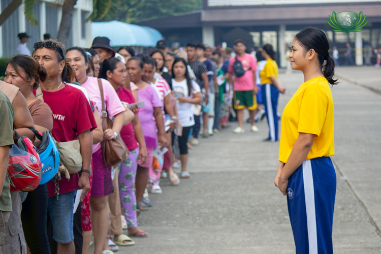 On November 29, residents queued early to receive relief from the Tzu Chi Foundation. Students from Sisters of Mary (in yellow and blue) assisted the residents