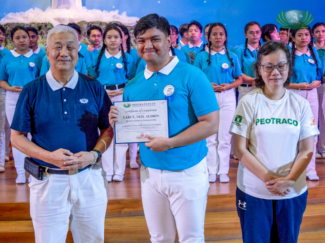 Neil Aldrin Yabut (center) receives his certificate from Tzu Chi Philippines CEO Henry Yuñez (left) and JMK Charitable Foundation, Inc. co-founder Abigail Kaw See (right). 