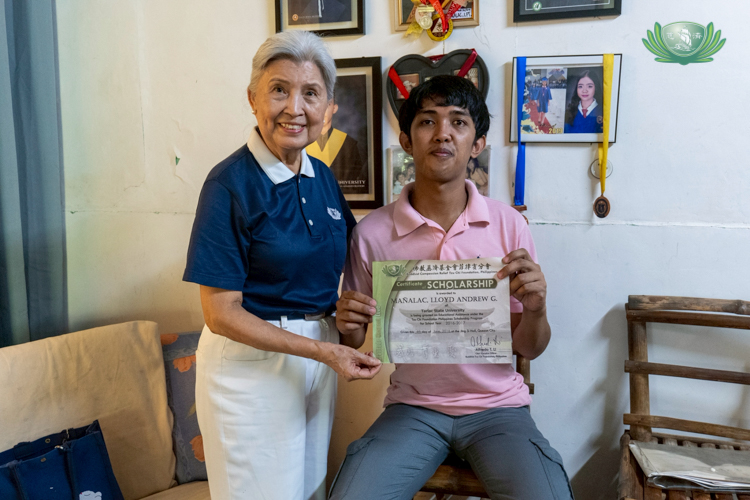 Even after Lloyd Mañalac’s surgery, Tzu Chi continued to extend assistance to him. For school year 2016-2017, he was granted a Tzu Chi scholarship at Tarlac State University. And while he didn’t finish his course in education, he made sure his siblings completed their studies by supporting their schooling with his salary as an employee of a printing shop. 
