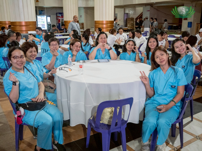 After two full days of serving patients, volunteer doctors from Tzu Chi International Medical Association (TIMA) spend a relaxing evening at the thanksgiving dinner.