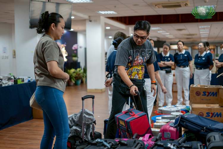 Marvie and Christian Duñgo, who were among the first shoppers to arrive, purchased about 40 items from the bazaar. “We support Tzu Chi,” said Christian.
