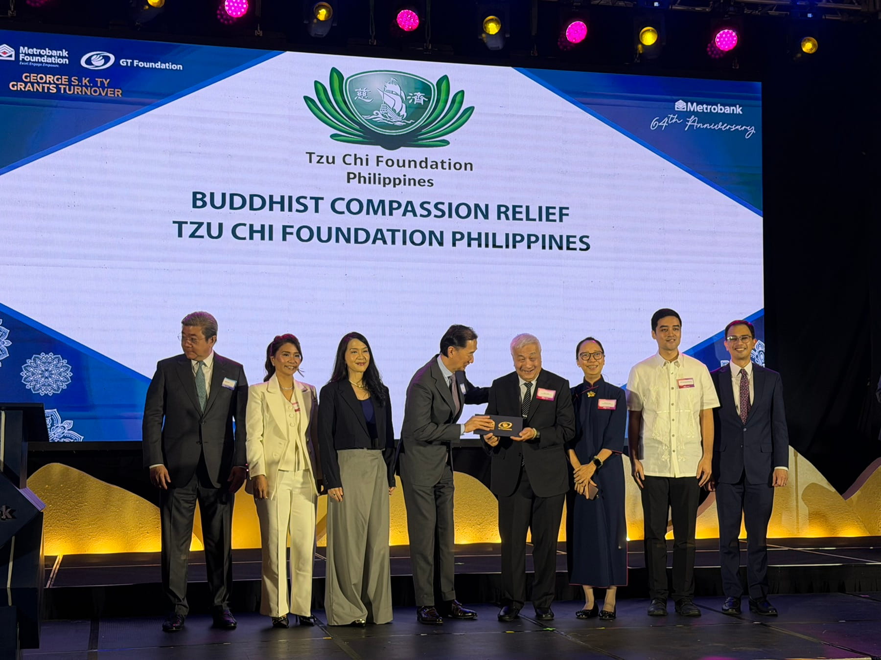 Metrobank Chairman Arthur V. Ty (fourth from left) presents a grant to Tzu Chi Philippines CEO Henry Yuñez. 