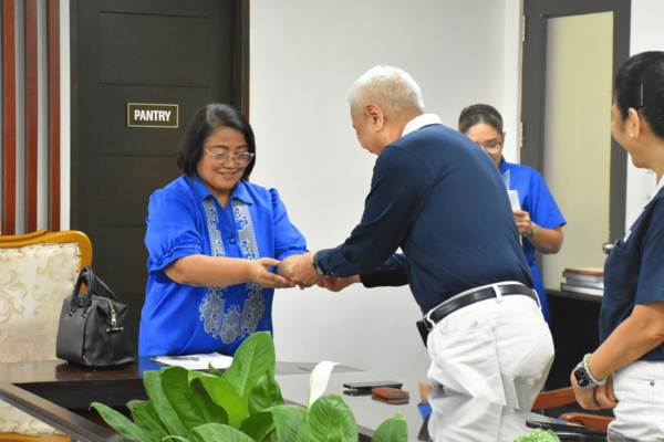 Tzu Chi Philippines CEO Henry Yuñez (right), shares a warm greeting with Leyte Normal University President Dr. Evelyn Aguirre (left).