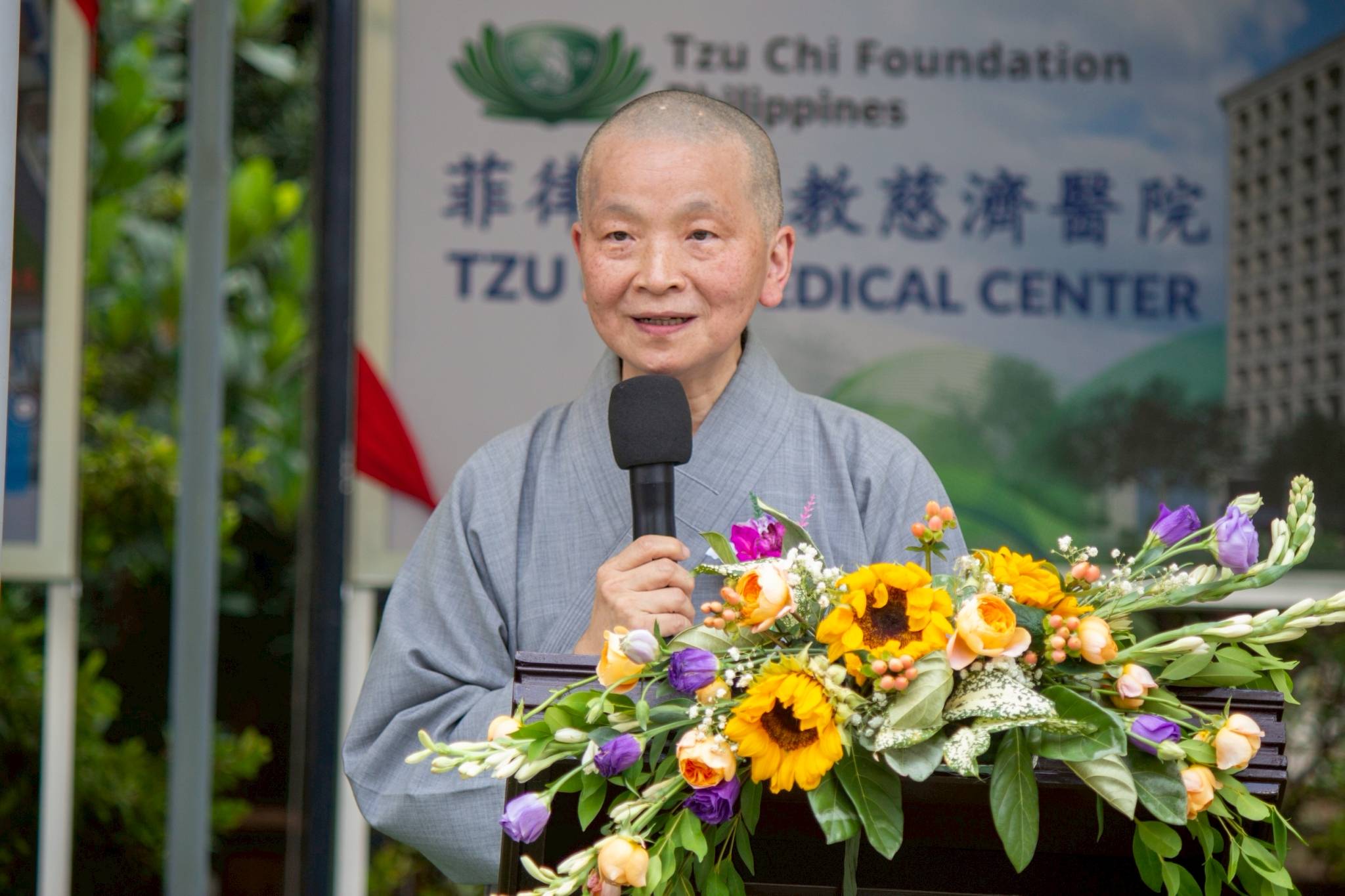 Dharma master De Yue reads Master Cheng Yen’s message to Tzu Chi Philippines on this auspicious occasion.