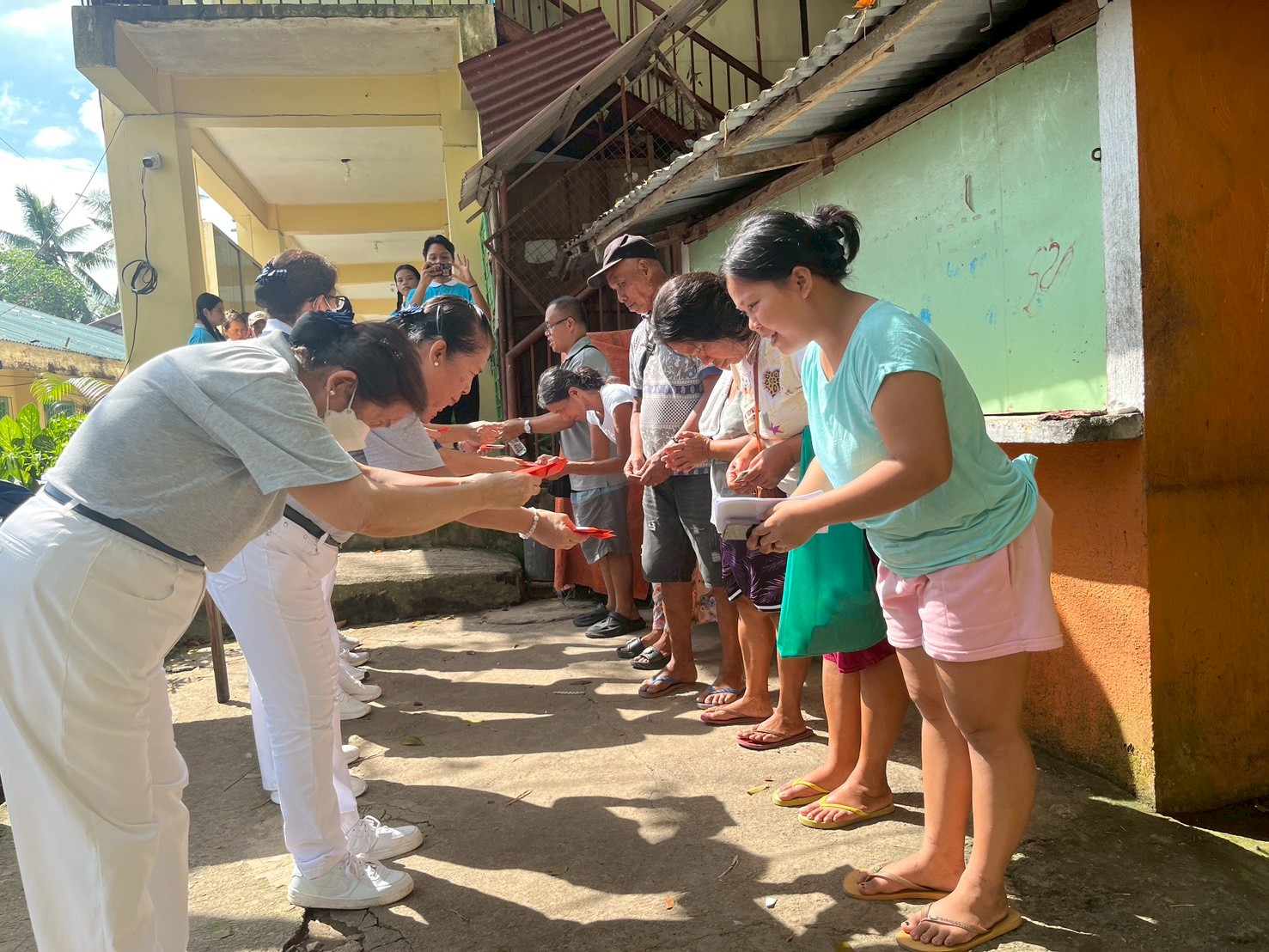 Along eight simultaneous relief operations, Tzu Chi also distributed relief goods in Pulpogan National High School, Consolacion