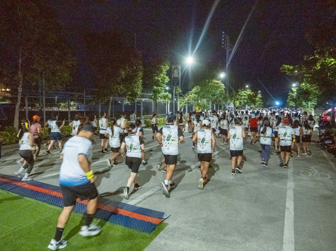 Runners enjoyed the fresh air and inspiring presence of the Victor statue. 