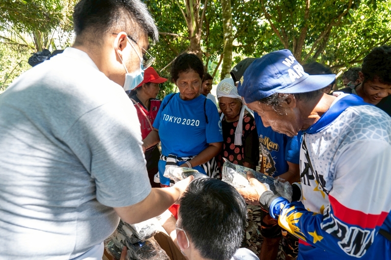 Tzu Chi volunteers noticed that most of the Indigenous Peoples were barefoot, so they handed out new pairs of slippers to everyone.