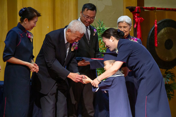 This second moving up ceremony was made more memorable with each student receiving a bracelet and red envelope from Dharma Master Cheng Yen.