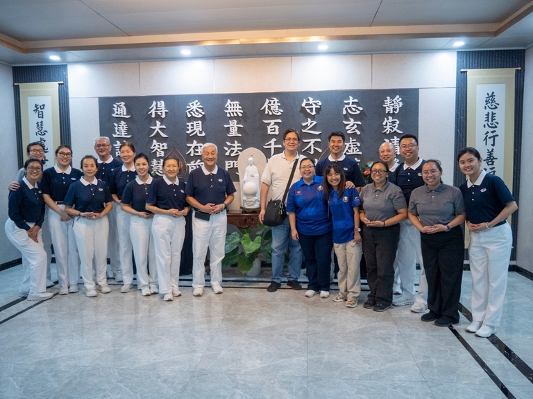 Tzu Chi volunteers, staff, and members of the National Commission on Indigenous People (NCIP) all smile for a group photo.