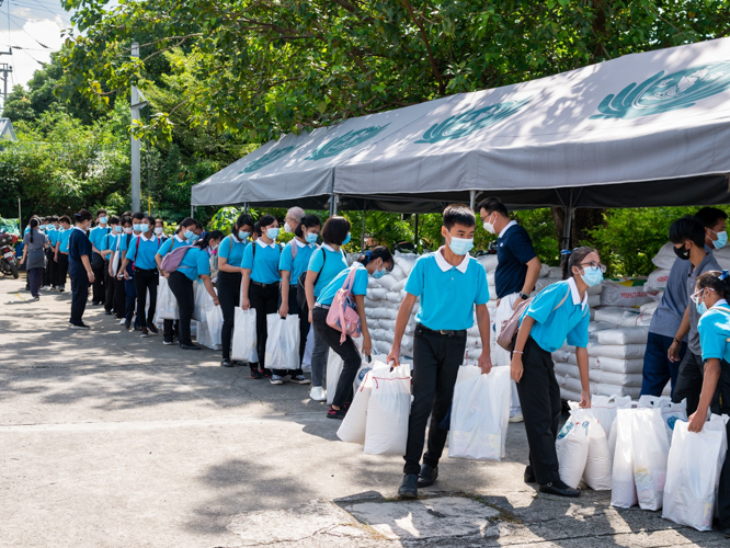 Tzu Chi scholars each received two 10 kg bags of rice and a bag of assorted grocery items. 【Photo by Daniel Lazar】
