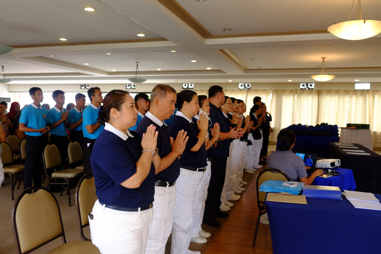 Tzu Chi volunteers, scholars, and guests join for a prayer during the awarding ceremony.