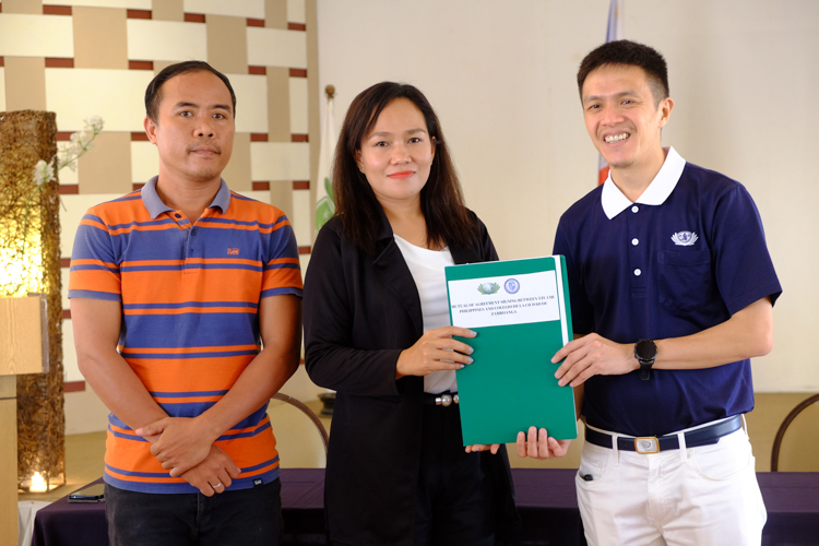 Representatives from Colegio De La Ciudad de Zamboanga and Tzu Chi Zamboanga sign a Memorandum of Understanding.