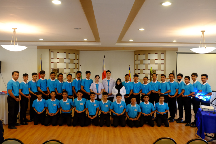 Tzu Chi Zamboanga scholars join for a group photo.