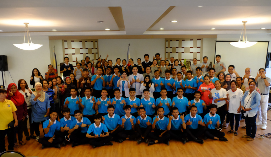 Tzu Chi Zamboanga volunteers, guests, scholars, and their parents join for a group photo.