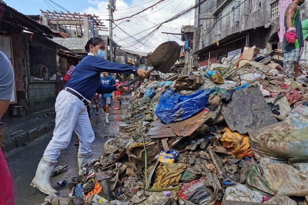 Tzu Chi Philippines volunteers initiate clean-up operations for areas affected by the flooding due to Typhoon Ulysses in 2020.