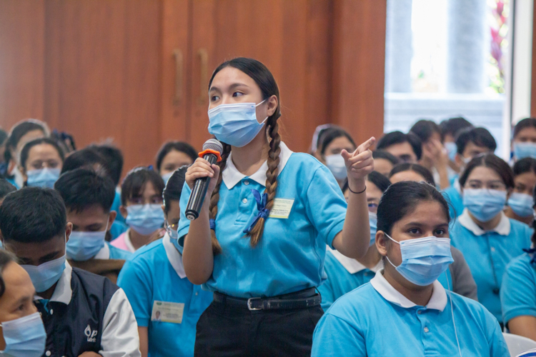 In Manila, 341 Tzu Chi scholars and their parents ask questions and share their encounters with fire. 【Photo by Marella Saldonido】