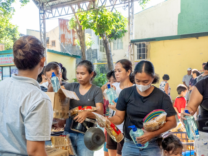 Many customers enjoy buying home products such as cooking pots and hand soap. 【Photo by Dorothy Castro】