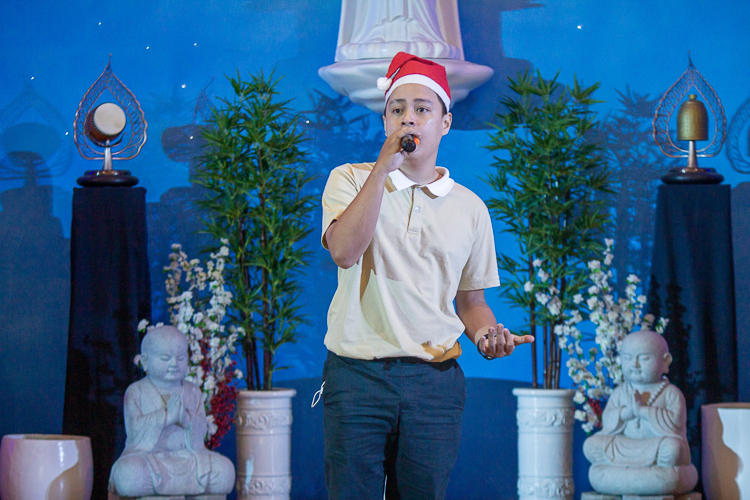 Tzu Chi scholars from Tzu Chi’s Technical-Vocational Program at the Christmas Carol Contest【Photo by Marella Saldonido】