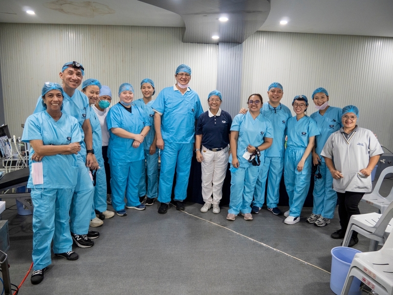 Tzu Chi volunteers, volunteer dentists, and staff happily pose for a photo.