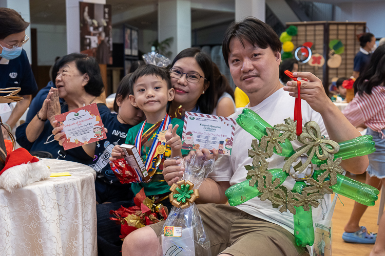 Great Love Parol-Making Contest “King of Upcycled Brilliance” award winner.【Photo by Marella Saldonido】